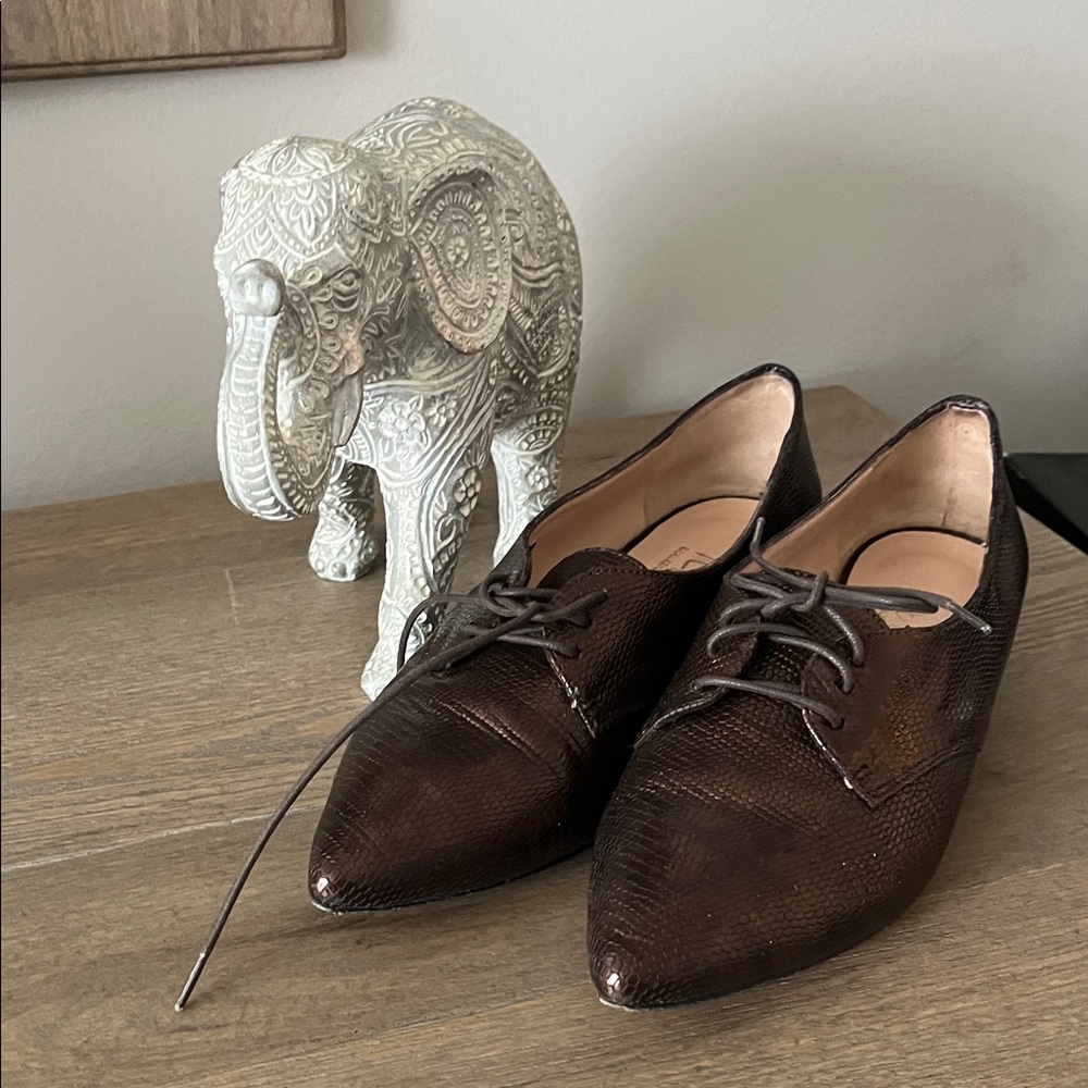 Brown Textured Lace-Up Shoes